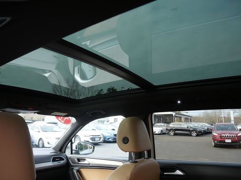 Used 2022 Volkswagen Tiguan SE w/ Panoramic Sunroof Package image 23