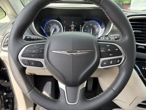 Used 2023 Chrysler Pacifica Touring-L FWD image 15