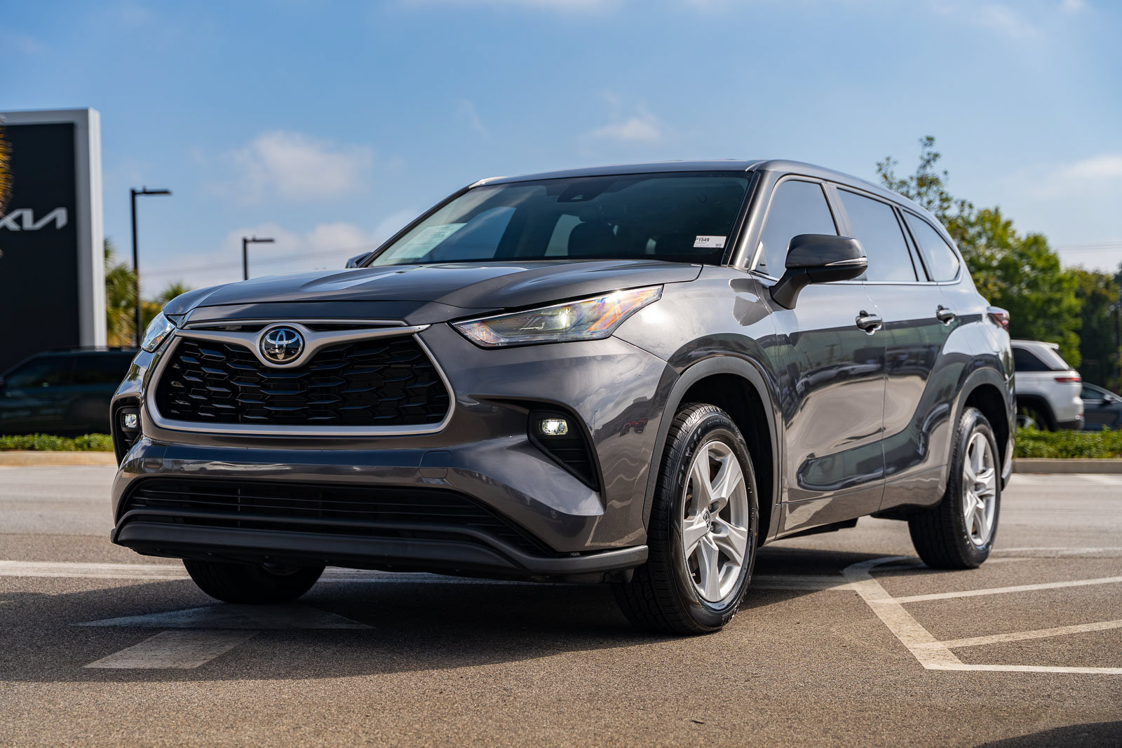 Used 2024 Toyota Highlander LE FWD image 3