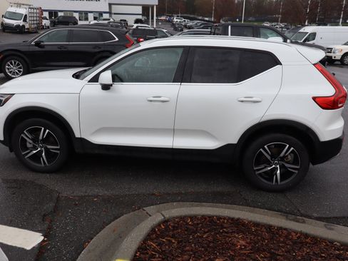 Used 2025 Volvo XC40 B5 Core image 7