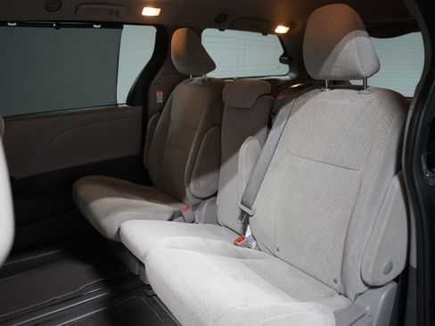 Used 2020 Toyota Sienna LE FWD image 16
