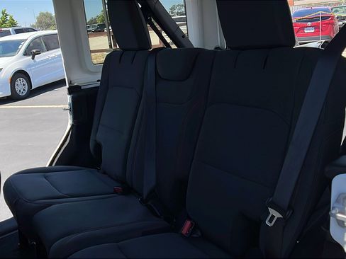 Used 2025 Jeep Wrangler Unlimited Rubicon AWD/4WD image 21