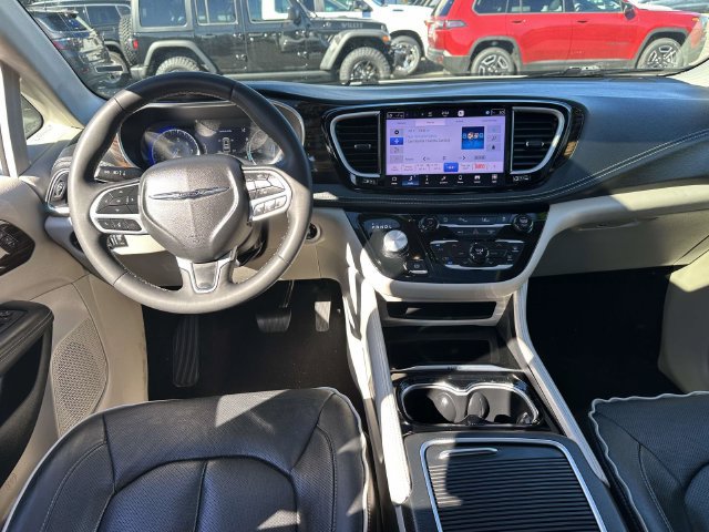 Used 2023 Chrysler Pacifica Limited FWD image 9