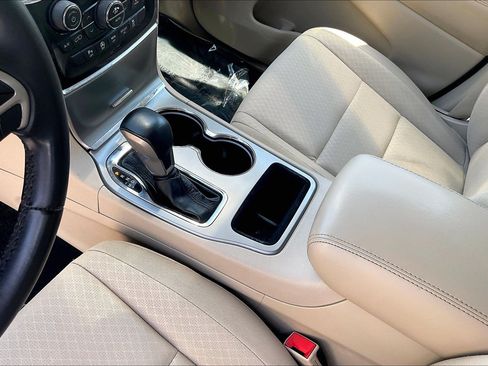 Used 2022 Jeep Grand Cherokee Laredo E AWD/4WD image 15