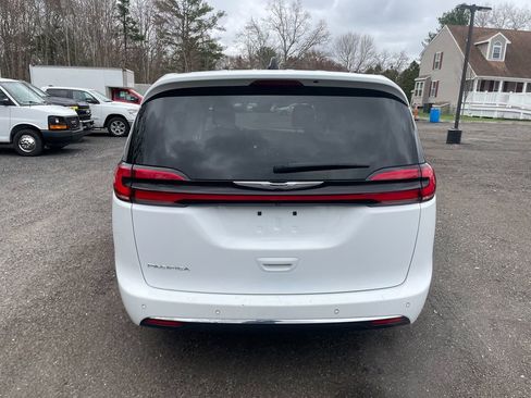 Used 2024 Chrysler Pacifica Touring-L FWD image 6