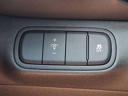 Used 2023 Hyundai Venue Limited FWD image 21