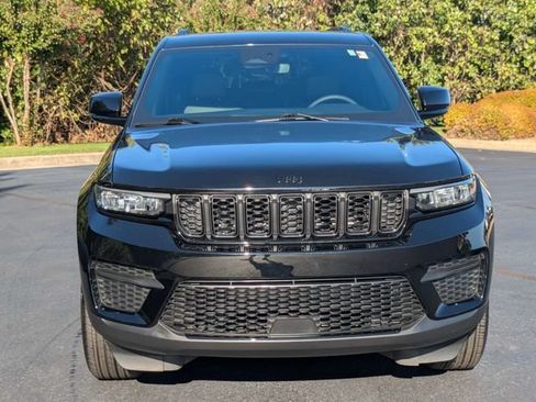 Used 2024 Jeep Grand Cherokee Altitude AWD/4WD image 9