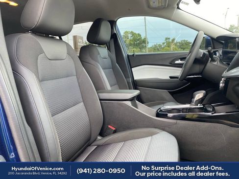 Used 2024 Chevrolet Trax LT FWD image 13