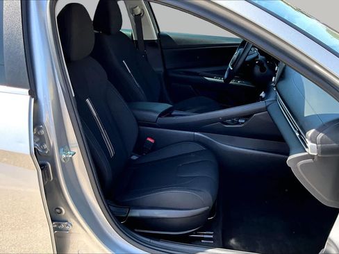Used 2022 Hyundai Elantra SEL w/ Convenience + Premium Package FWD image 9