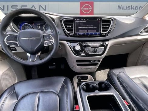 Used 2023 Chrysler Pacifica Touring-L FWD image 7