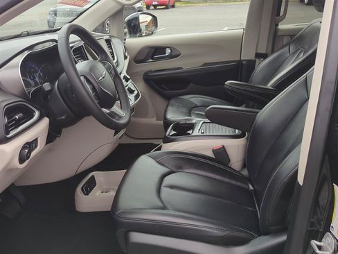 Used 2024 Chrysler Pacifica Touring-L FWD image 14
