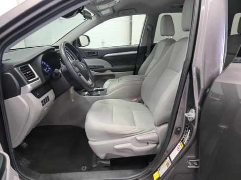 Used 2019 Toyota Highlander LE AWD/4WD image 12