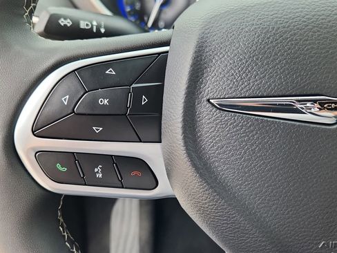 Certified 2025 Chrysler Pacifica Select image 19