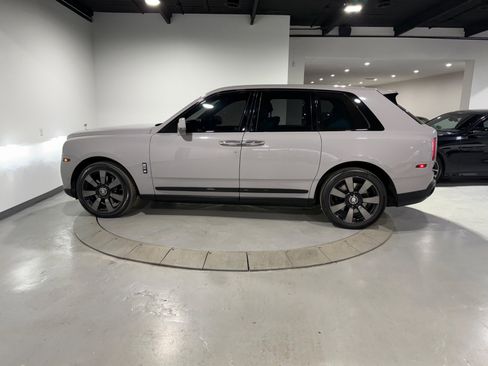Used 2023 Rolls-Royce Cullinan w/ Cullinan Package image 19