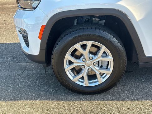 Used 2023 Jeep Grand Cherokee Limited image 15