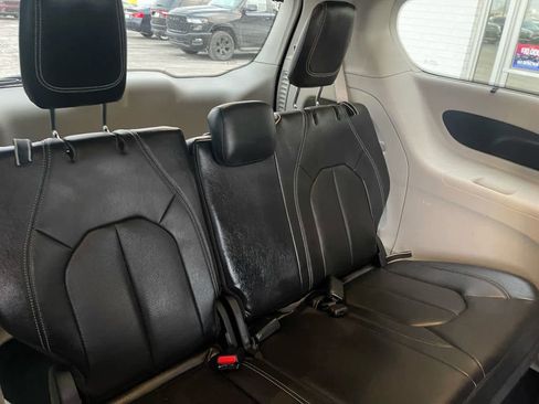 Used 2022 Chrysler Pacifica Touring-L image 13