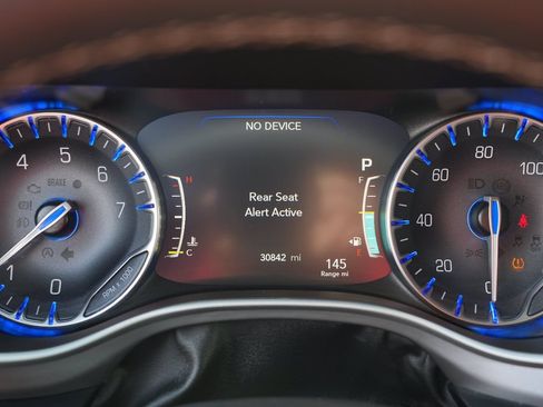 Used 2025 Chrysler Pacifica Select FWD image 32