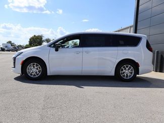 New 2027 Chrysler Pacifica Select FWD video 2