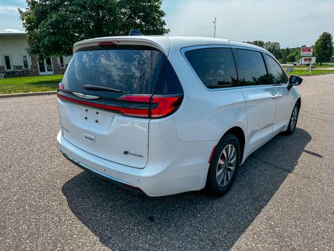 Used 2024 Chrysler Pacifica Limited FWD image 2