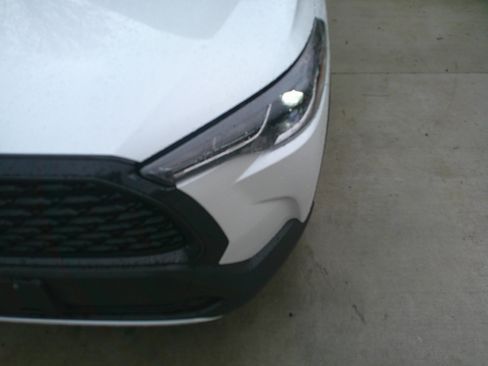 Used 2024 Toyota Corolla Cross LE w/ Moonroof Package image 7