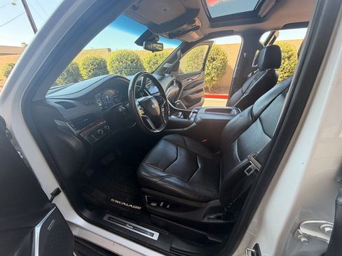 Used 2019 Cadillac Escalade Luxury AWD/4WD image 9