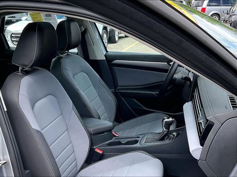 Used 2025 Volkswagen Jetta SE FWD image 11