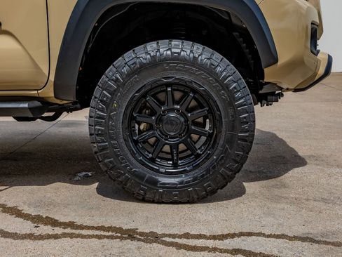 Used 2019 Toyota Tacoma TRD Off-Road image 12