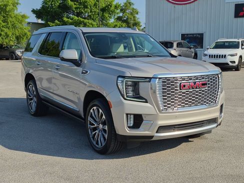 Used 2021 GMC Yukon Denali w/ Denali Premium Package AWD/4WD image 3
