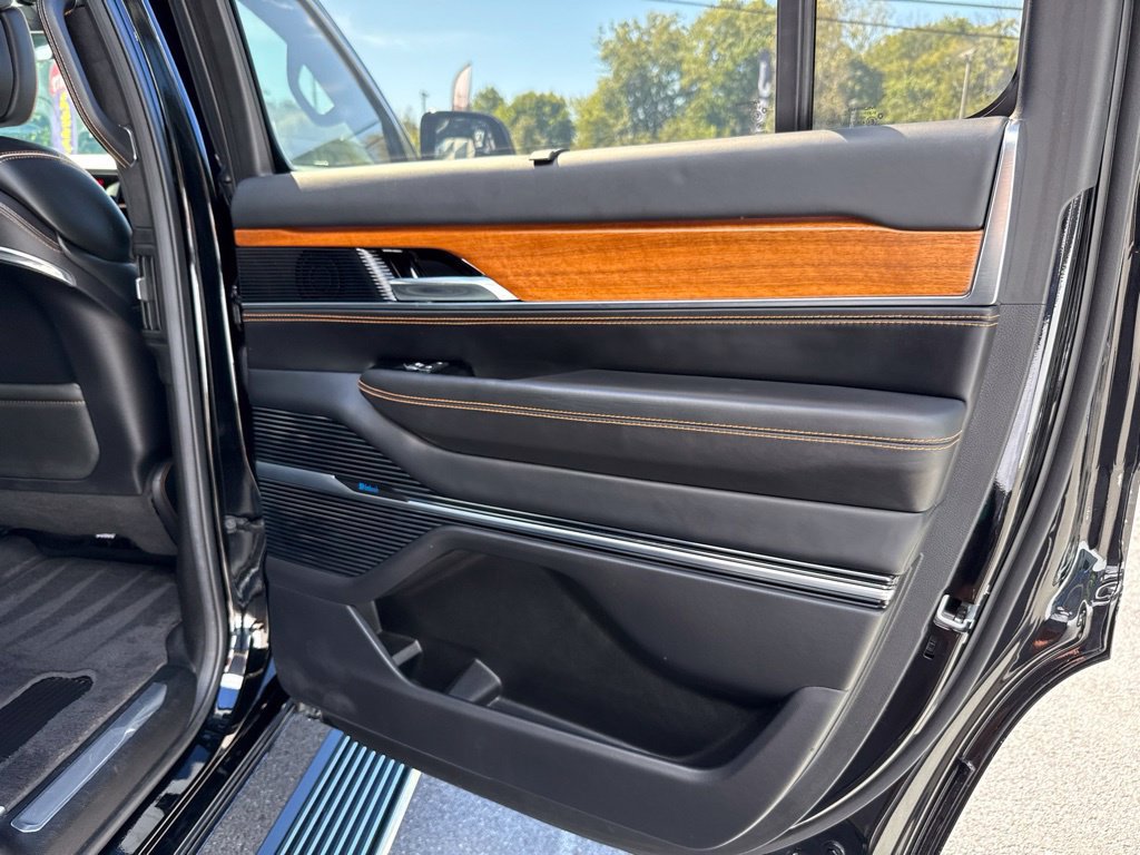 Used 2022 Jeep Grand Wagoneer Series III AWD/4WD image 31