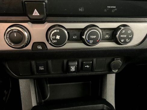 Used 2020 Toyota Tacoma SR5 AWD/4WD image 17