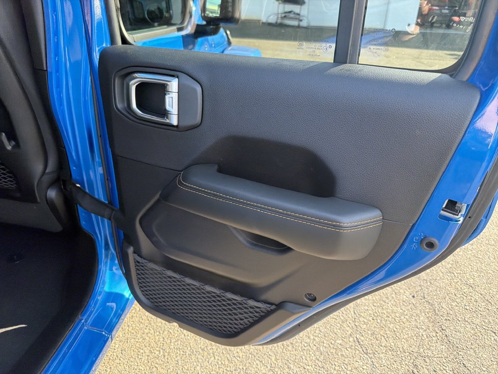 Used 2024 Jeep Wrangler Unlimited Sahara w/ Technology Group AWD/4WD image 17