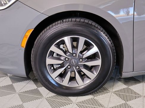 Used 2022 Chrysler Pacifica Touring-L w/ Uconnect Theater Family Group image 20