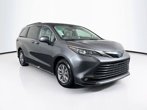 Certified 2025 Toyota Sienna XLE FWD image 10