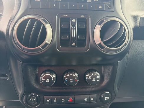 Used 2018 Jeep Wrangler Unlimited Sahara image 20