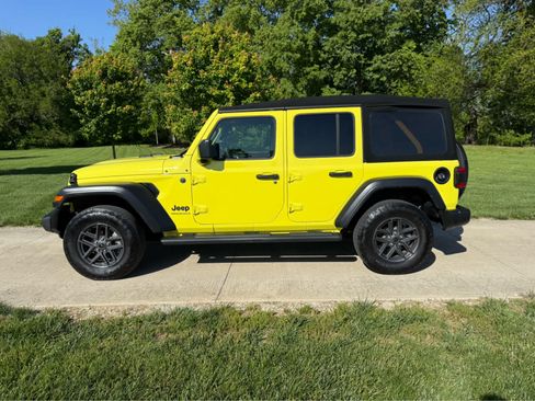 Used 2024 Jeep Wrangler Unlimited Sport AWD/4WD image 2
