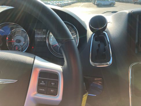 Used 2016 Chrysler Town & Country Touring FWD image 19