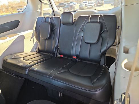 Used 2024 Chrysler Pacifica Select image 8