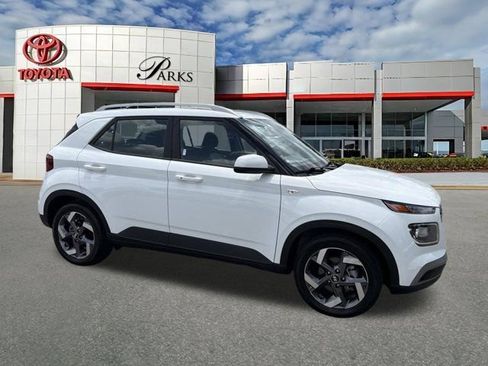 Used 2025 Hyundai Venue SEL FWD image 1
