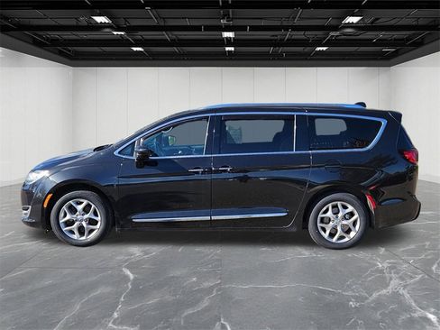 Used 2020 Chrysler Pacifica Touring-L image 2