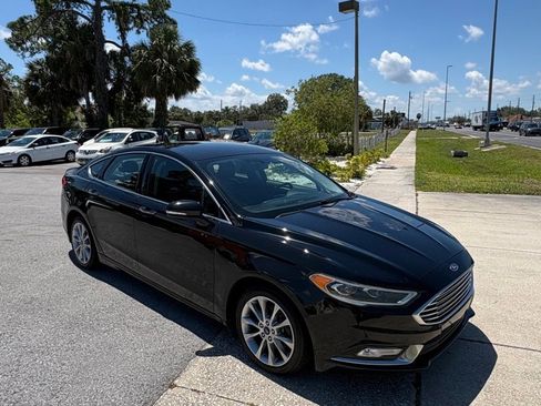 Used 2017 Ford Fusion SE w/ Fusion SE Technology Package FWD image 3
