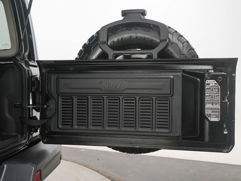 Used 2024 Jeep Wrangler Unlimited Rubicon AWD/4WD image 18