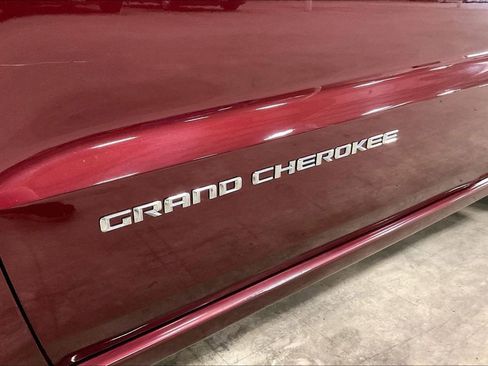 Used 2016 Jeep Grand Cherokee Overland AWD/4WD image 8