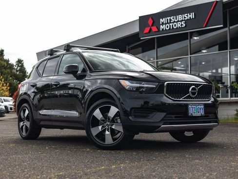 Used 2019 Volvo XC40 T5 Momentum AWD/4WD image 1
