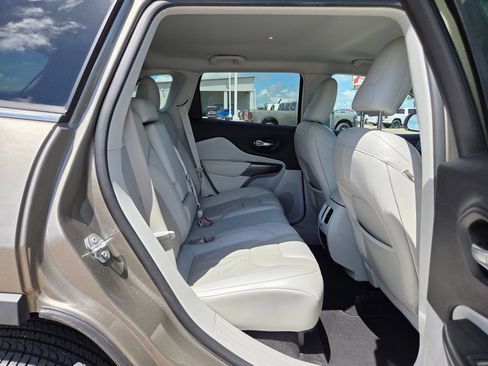 Used 2020 Jeep Cherokee Limited w/ Technology Group FWD image 18