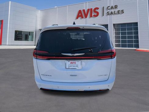 Used 2023 Chrysler Pacifica Limited image 6