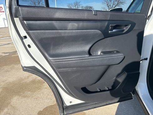 Used 2021 Toyota Highlander XLE image 19