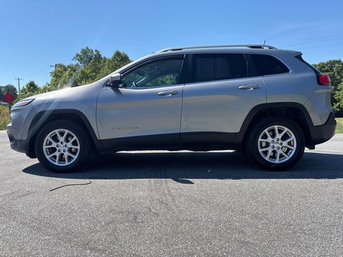 Used 2017 Jeep Cherokee Latitude AWD/4WD image 2