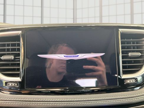 Used 2023 Chrysler Pacifica Limited FWD image 13