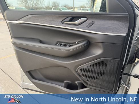 New 2025 Jeep Grand Cherokee Limited image 16