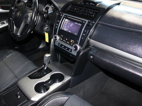 Used 2014 Toyota Camry SE FWD image 25